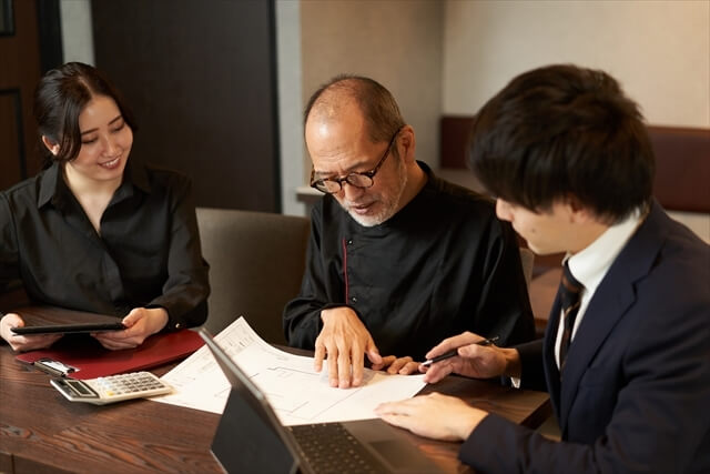 ビジネス会議で契約書を確認する人々