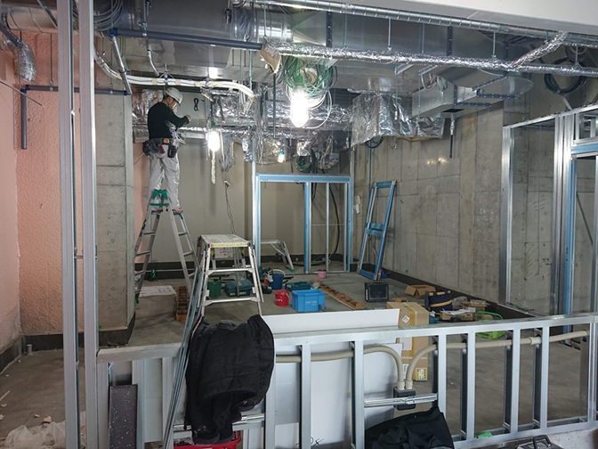内装工事中の現場の配管作業