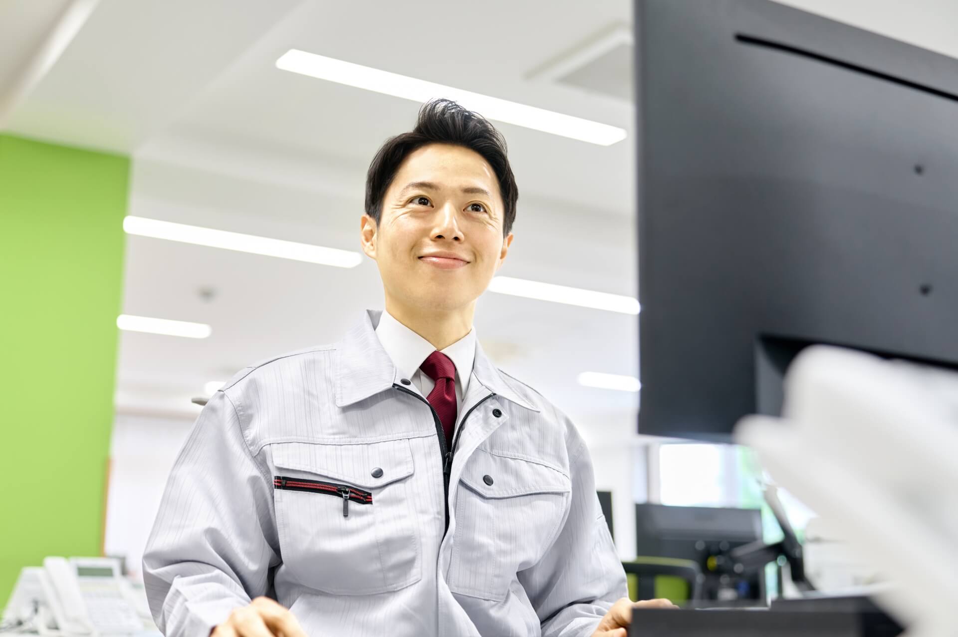 オフィスで働く笑顔の技術者